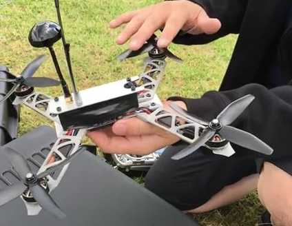 3D打印無人機(jī)來啦如今，3D打印技術(shù)正“無孔不入”地滲透到人們的生活中，3D打印機(jī)幾乎可應(yīng)用于市場各細(xì)分行業(yè)。在無人機(jī)制造領(lǐng)域中，相對傳統(tǒng)制造，3D打印無人機(jī)有著不可比擬的優(yōu)勢，3D打印機(jī)正以自身獨(dú)特(圖1)